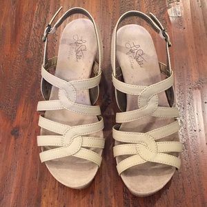 Life Stride Novack Wedge Sandal in Champagne.